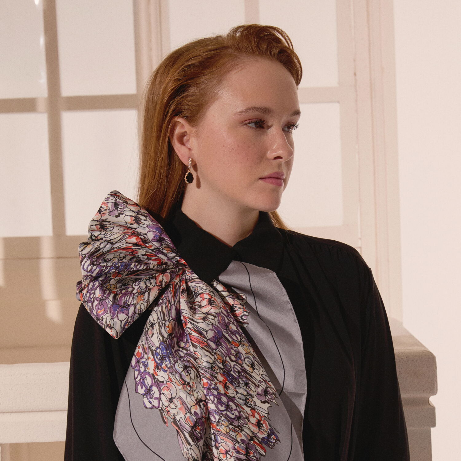 Gri Bahar Çiçekleri Desenli Twill İpek Eşarp - 5