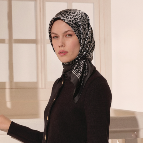 Gri Bulutsu Leopar Desen Twill İpek Eşarp - Vismara