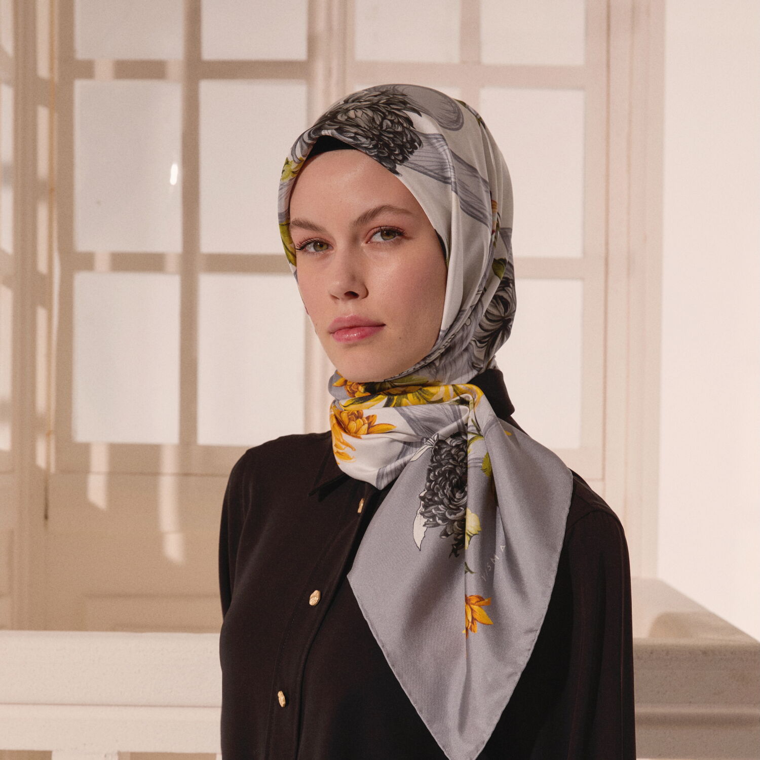 Gri Çiçeklerin Büyüsü Desenli Twill İpek Eşarp - 6