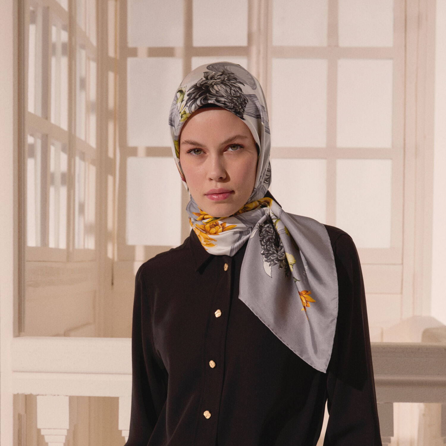 Gri Çiçeklerin Büyüsü Desenli Twill İpek Eşarp - 4