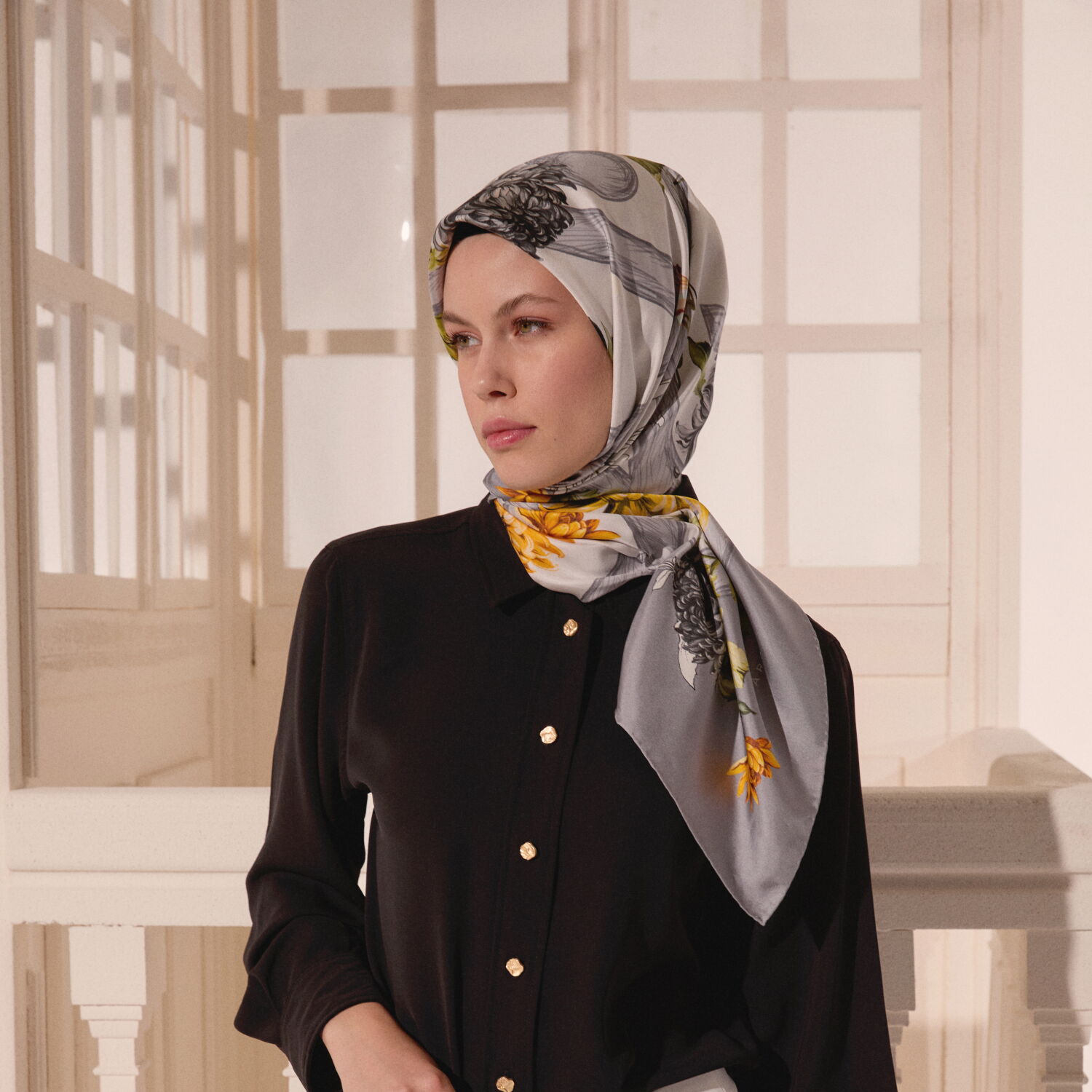 Gri Çiçeklerin Büyüsü Desenli Twill İpek Eşarp - 3