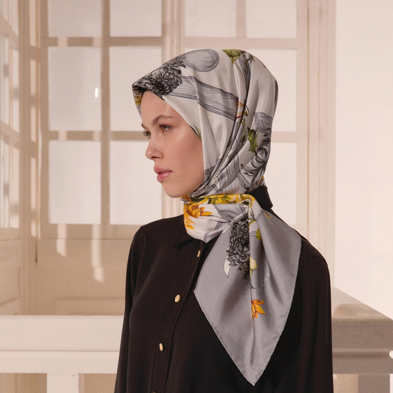 Gri Çiçeklerin Büyüsü Desenli Twill İpek Eşarp - 5