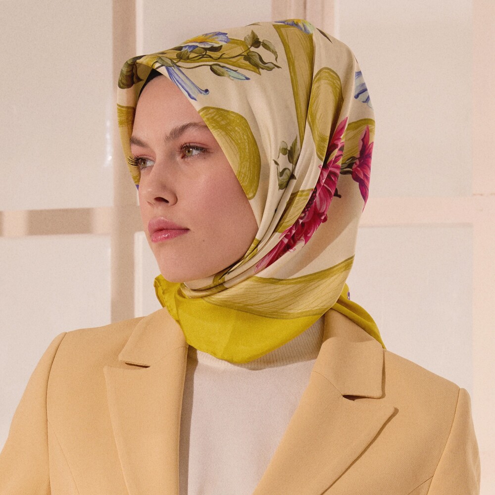Sarı Çiçeklerin Büyüsü Desenli Twill İpek Eşarp - Vismara