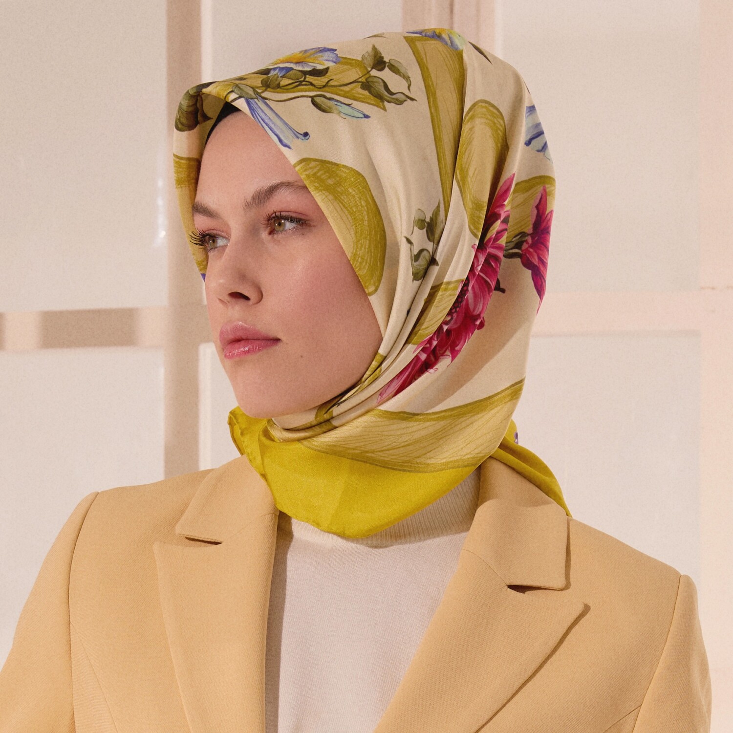 Sarı Çiçeklerin Büyüsü Desenli Twill İpek Eşarp - 3