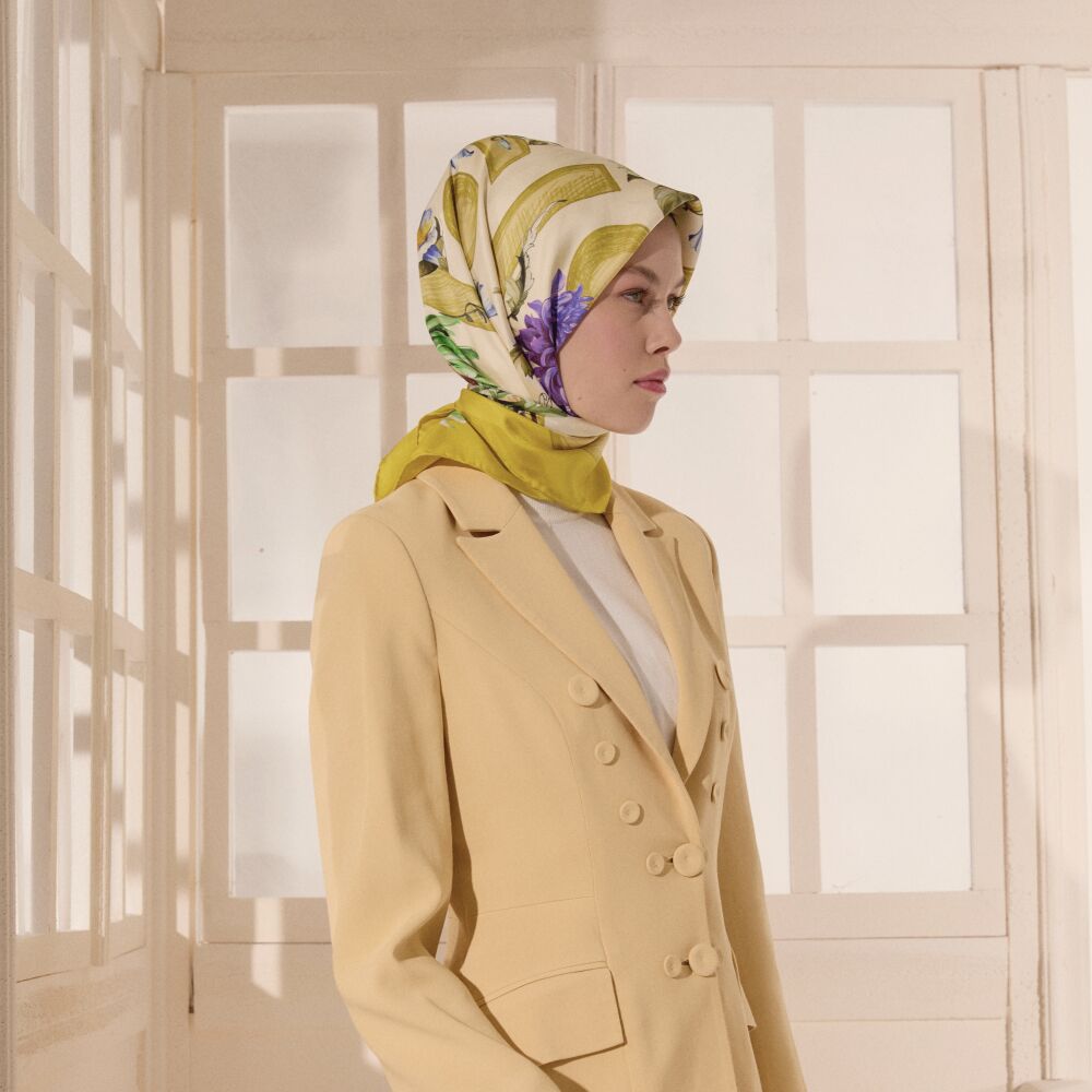 Sarı Çiçeklerin Büyüsü Desenli Twill İpek Eşarp - Vismara