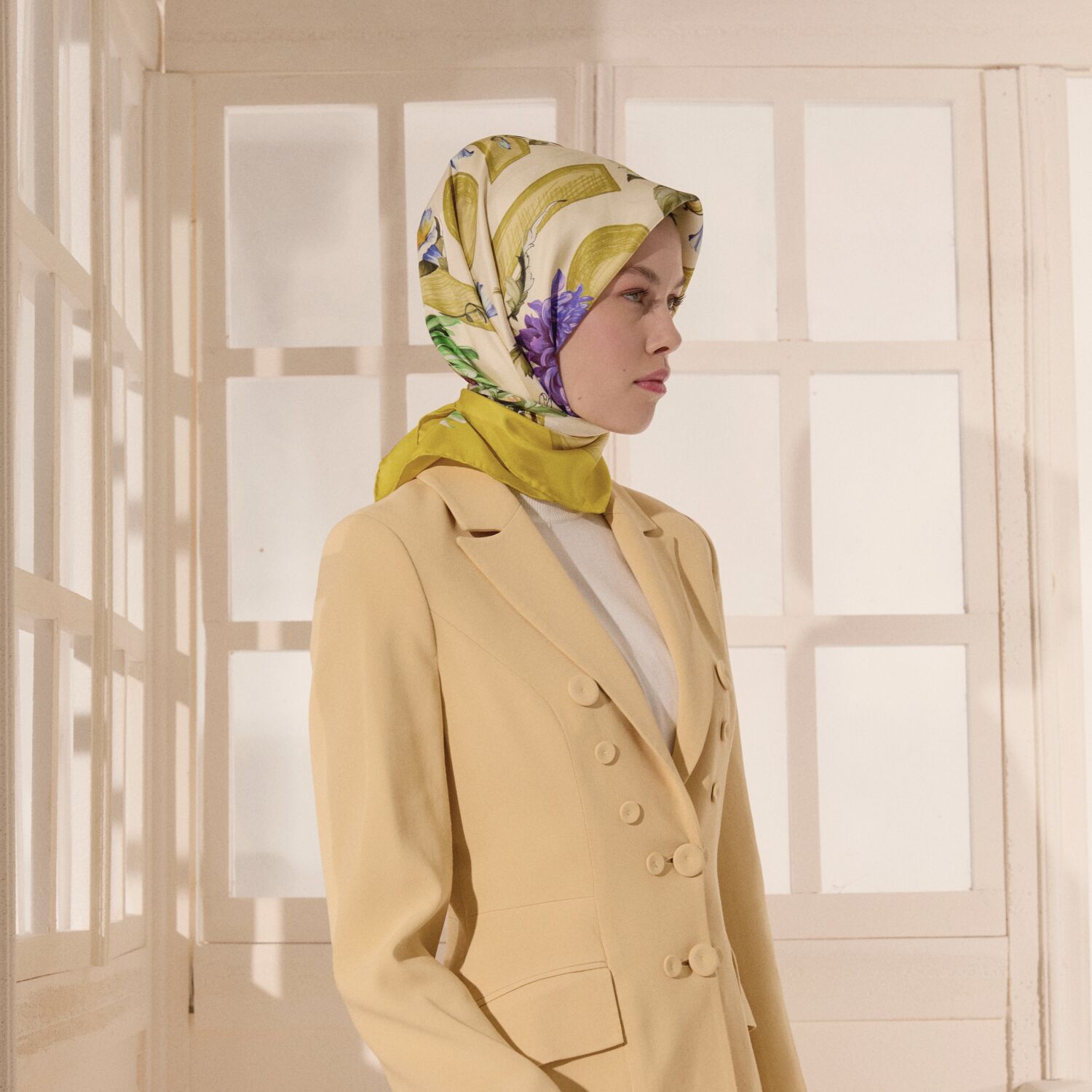 Sarı Çiçeklerin Büyüsü Desenli Twill İpek Eşarp - 5