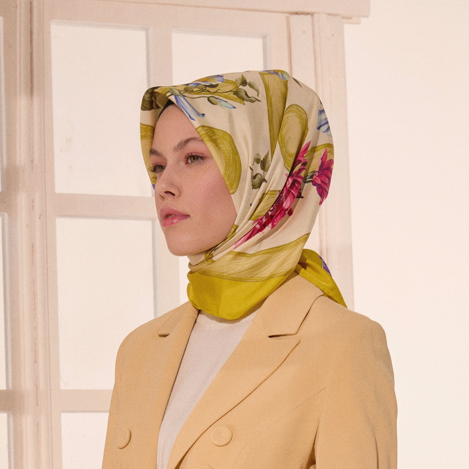 Sarı Çiçeklerin Büyüsü Desenli Twill İpek Eşarp - 4