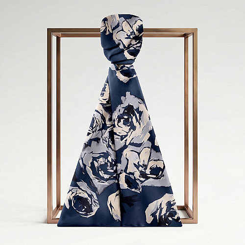 Sciarpa di seta con motivo a rose blu navy, dipinta ad olio.