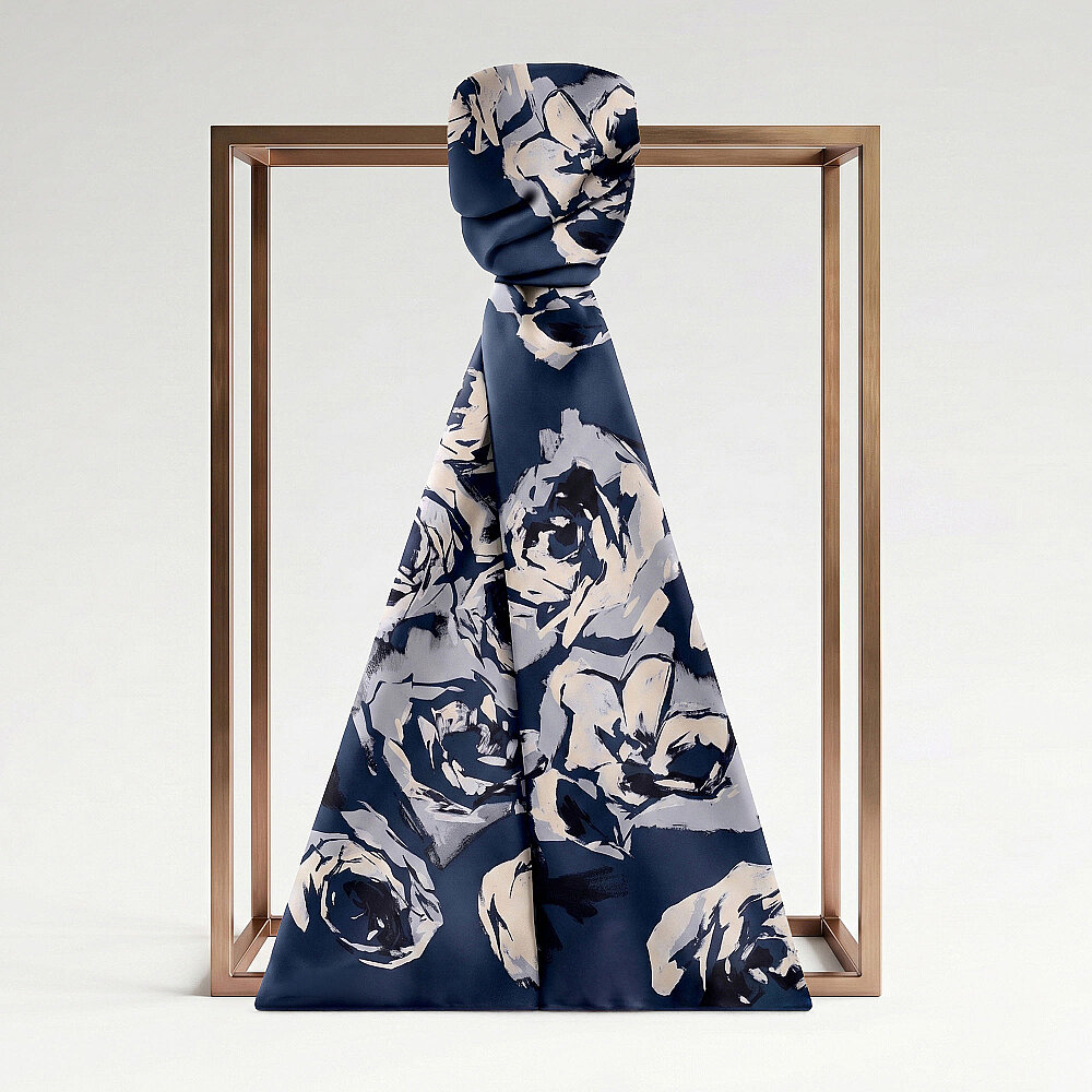 Sciarpa di seta con motivo a rose blu navy, dipinta ad olio. - 1