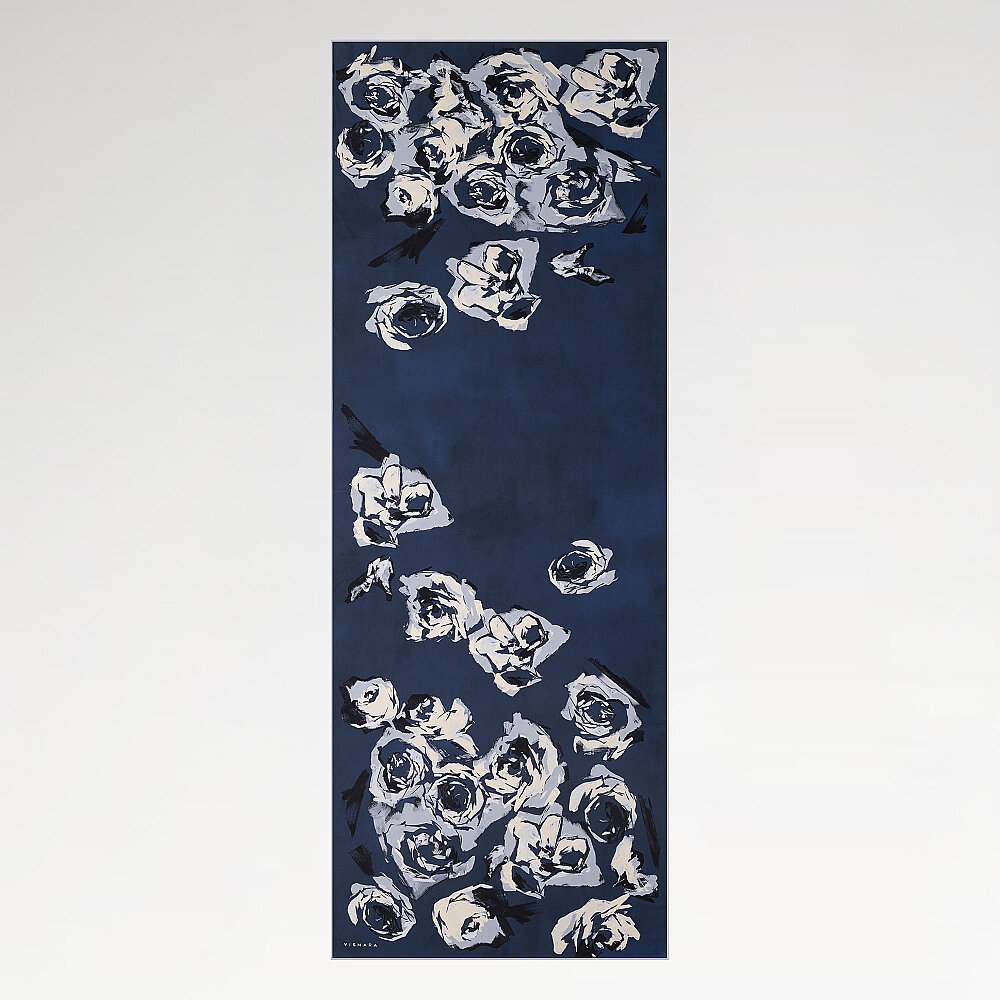 Sciarpa di seta con motivo a rose blu navy, dipinta ad olio. - 2