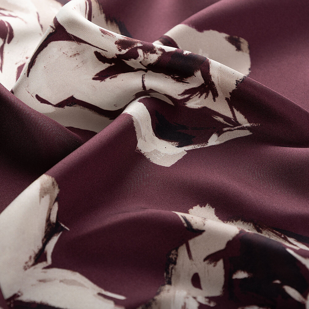 Sciarpa di seta con motivo a rose e dipinto ad olio color bordeaux - 3