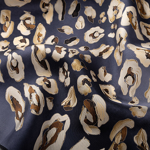 Sciarpa di seta con classico motivo pantera blu navy e beige - Vismara