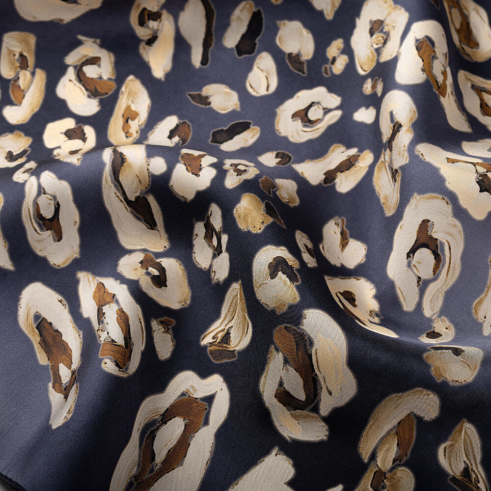 Sciarpa di seta con classico motivo pantera blu navy e beige - 3