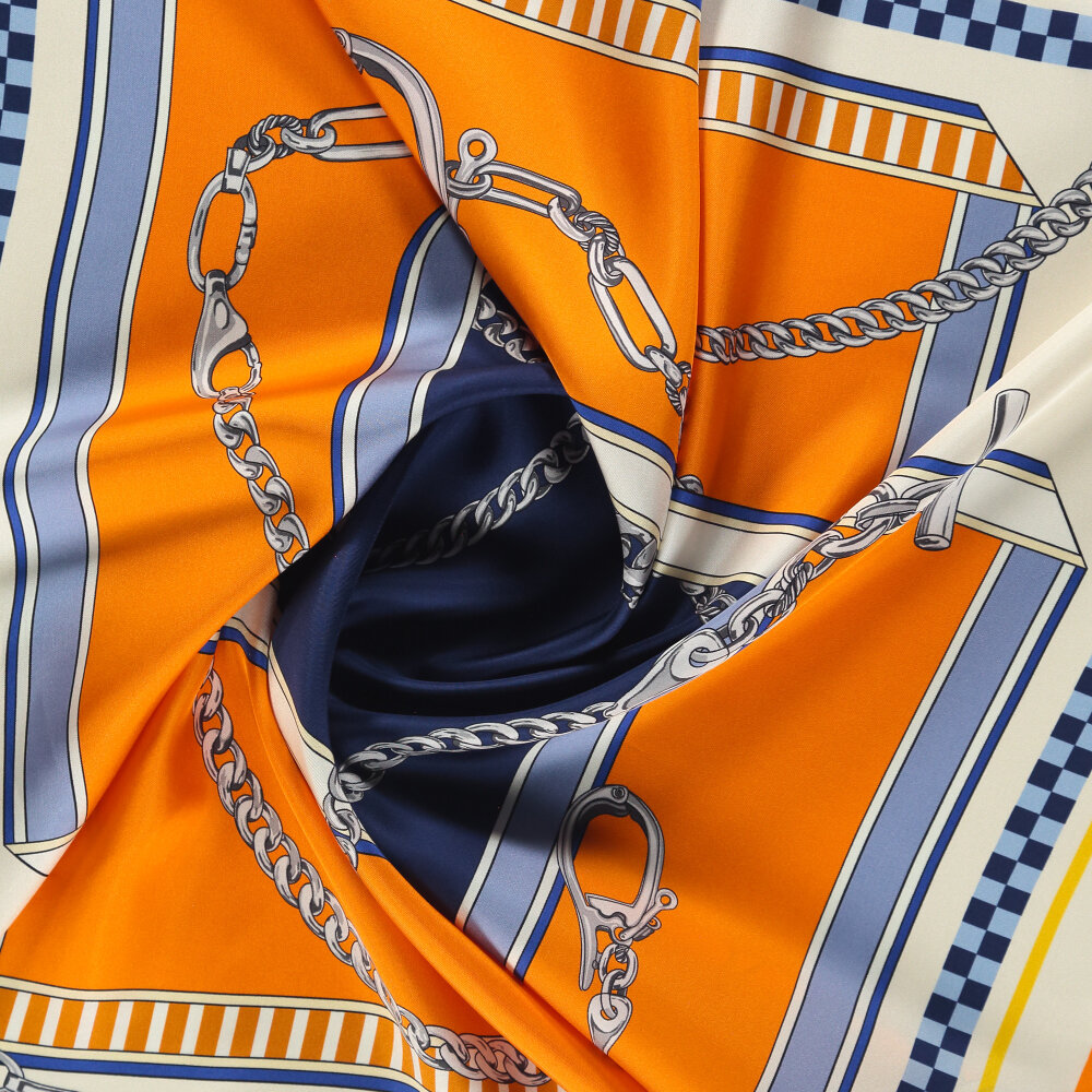 Sciarpa quadrata in seta con motivo a danza a catena arancione e blu navy - 2