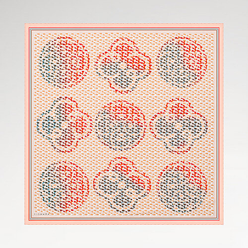Sciarpa quadrata in twill di seta color salmone con motivo monogramma isometrico.