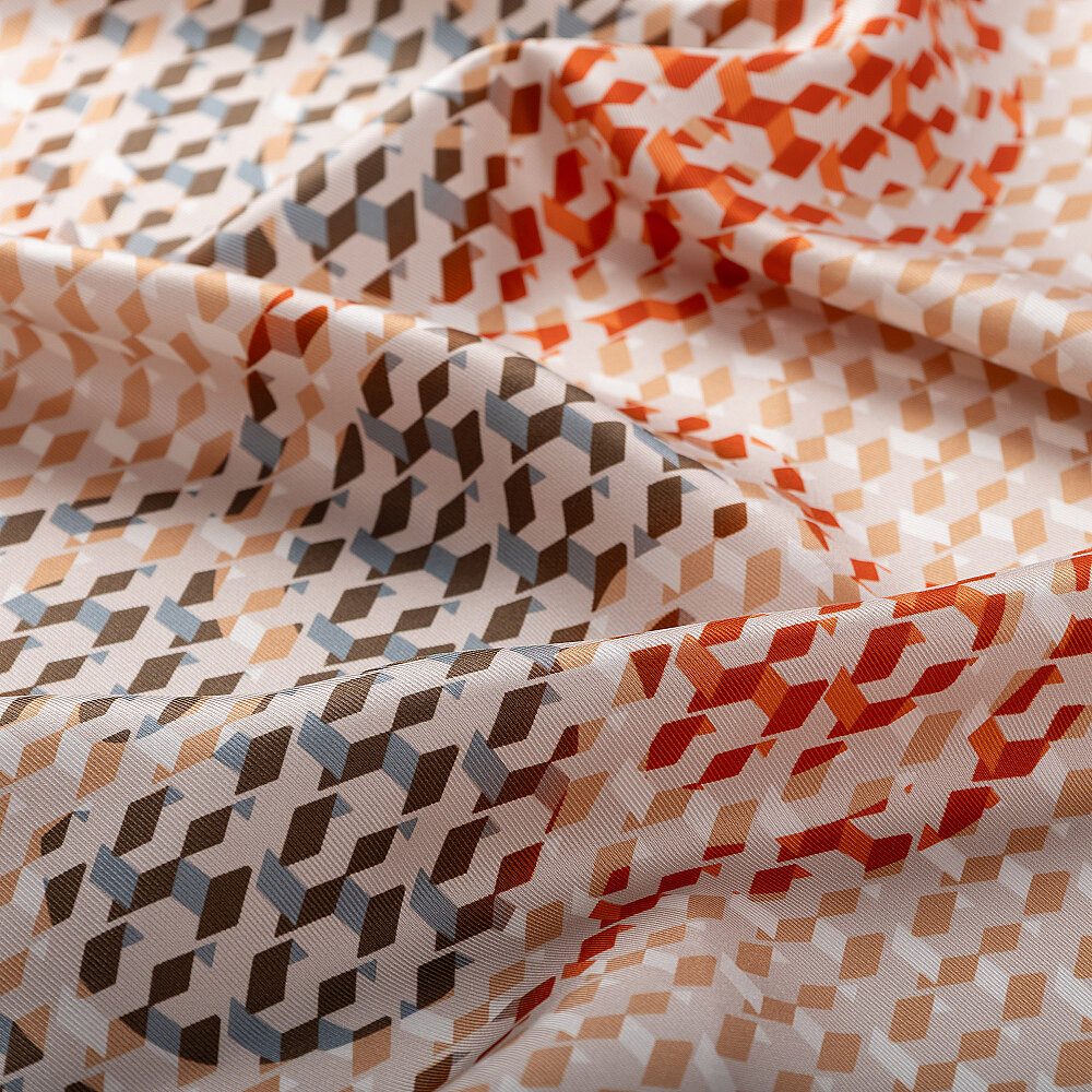 Sciarpa quadrata in twill di seta color salmone con motivo monogramma isometrico. - 2