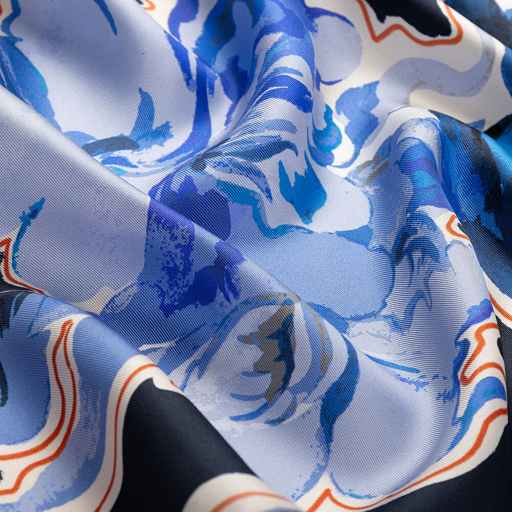 Sciarpa quadrata in twill di seta blu navy con motivo floreale astratto. - 2