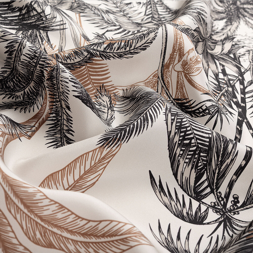 Sciarpa quadrata in twill di seta color crema con motivo esotico Oasis. - 2