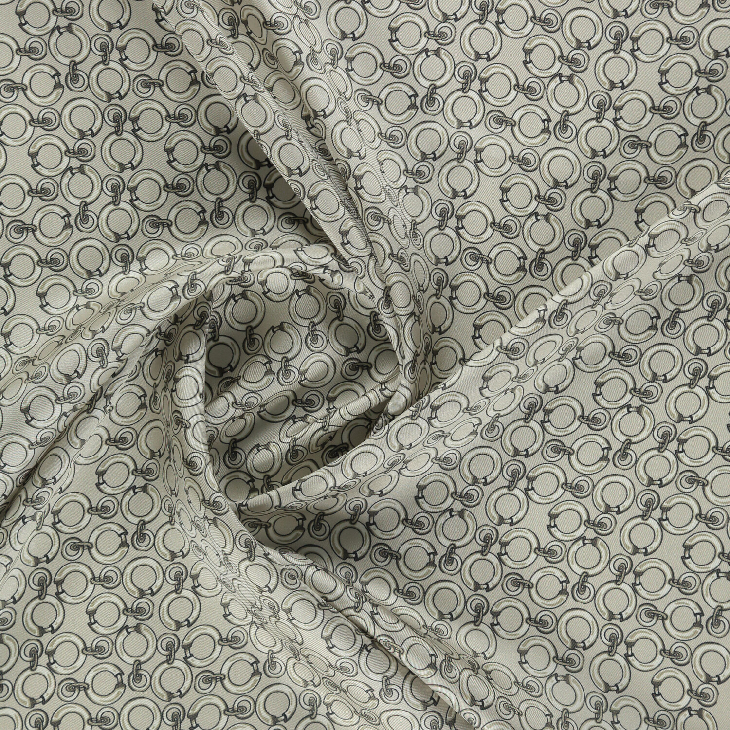 Sciarpa quadrata in twill di seta con motivo a catena con anello in pietra chiara - 2