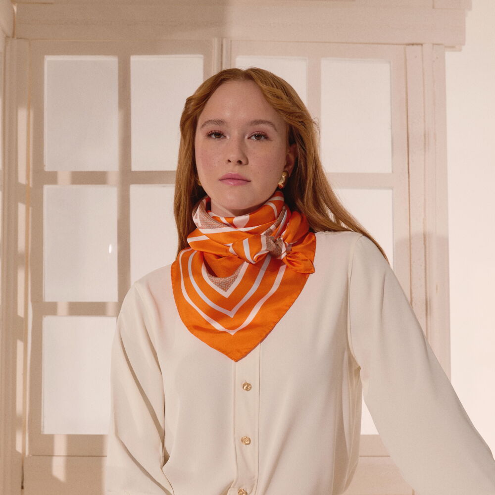 Sciarpa quadrata in twill di seta con motivo a cigno arancione Vismara - Vismara