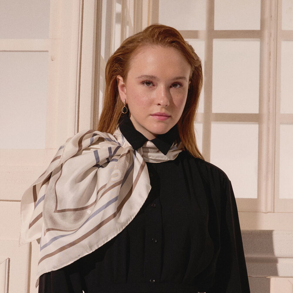 Sciarpa quadrata in twill di seta con motivo a cigno Vismara color crema - Vismara