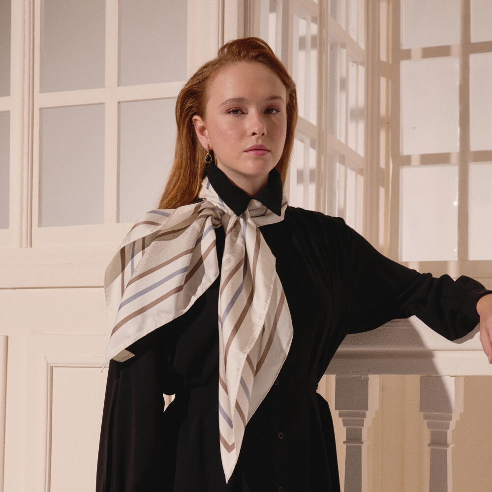 Sciarpa quadrata in twill di seta con motivo a cigno Vismara color crema - Vismara