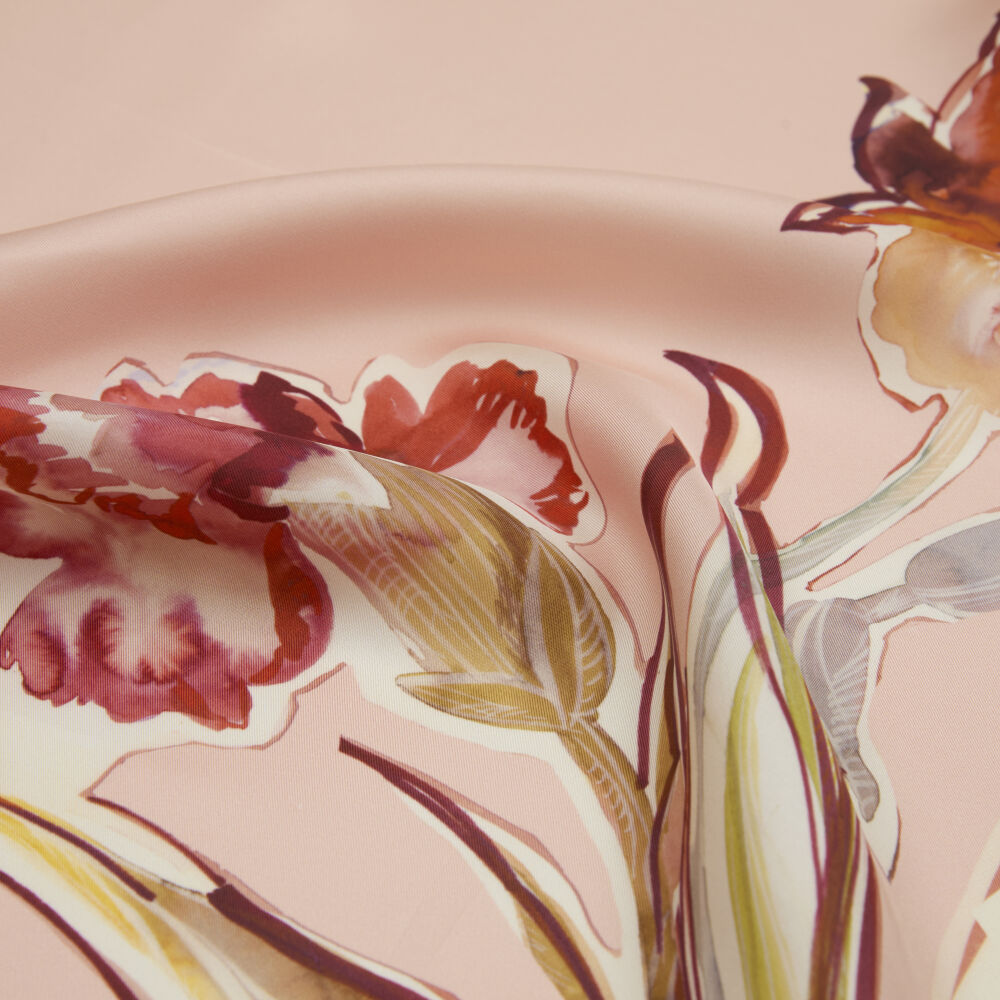 Sciarpa quadrata in twill di seta con motivo a fiori di garofano e giglio color salmone - Vismara