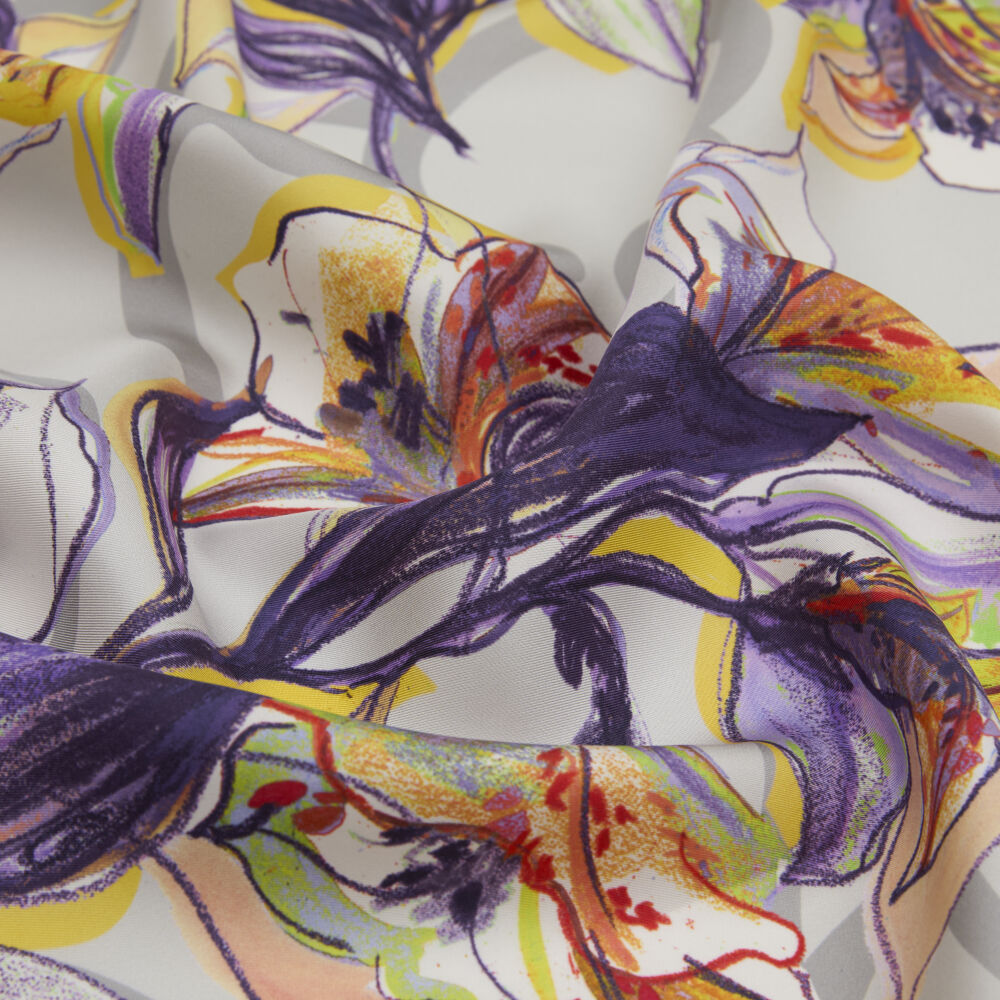 Sciarpa quadrata in twill di seta con motivo a fiori di giglio e monogramma Vismara lilla - Vismara