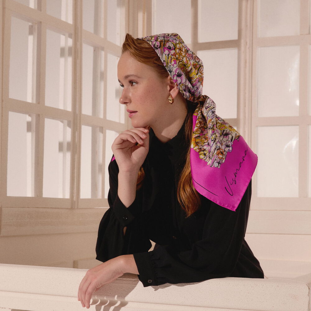 Sciarpa quadrata in twill di seta con motivo a fiori primaverili fucsia - Vismara