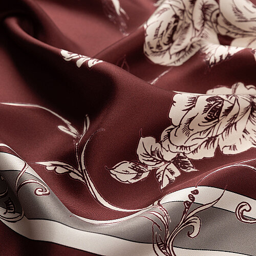 Sciarpa quadrata in twill di seta con motivo a rose barocche color bordeaux. - Vismara
