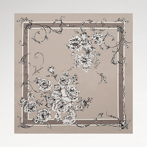 Sciarpa quadrata in twill di seta con motivo a rose barocche color visone.