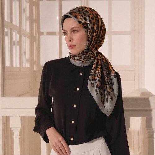 Sciarpa quadrata in twill di seta con motivo leopardato arancione naturale - Vismara