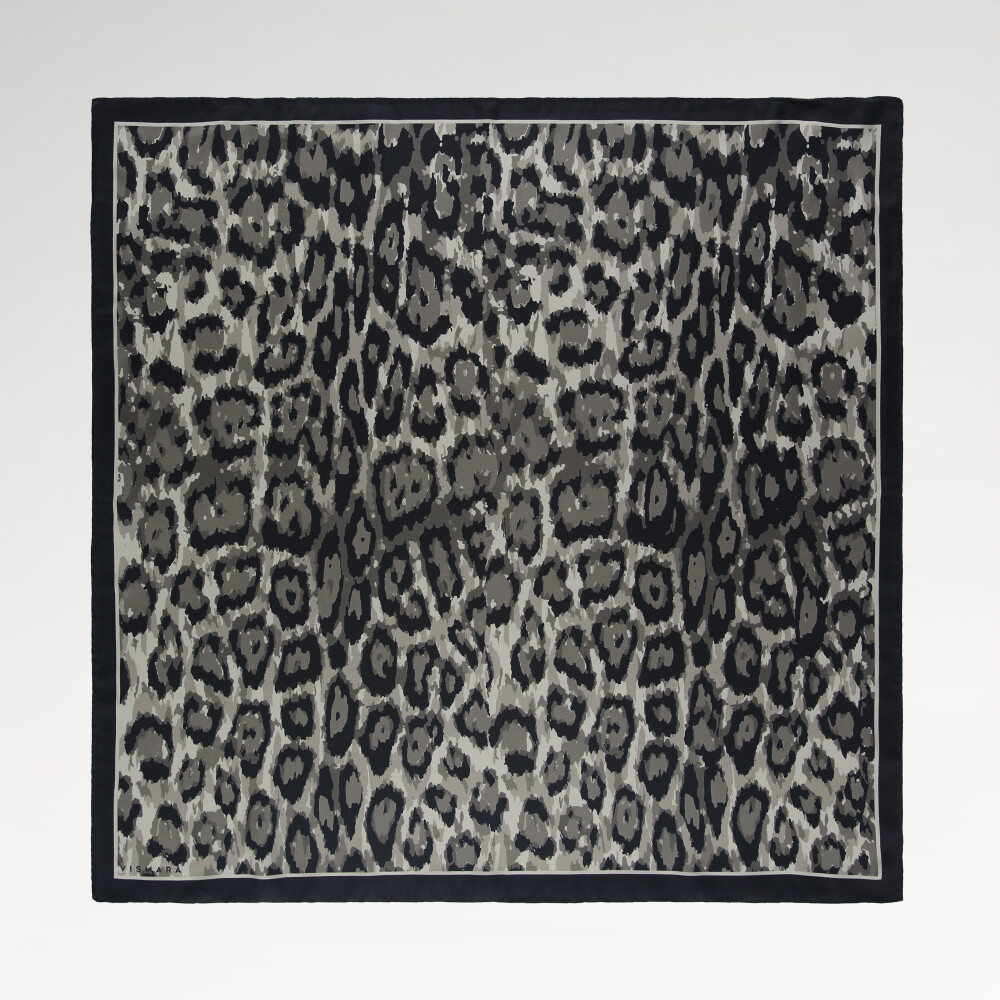 Sciarpa quadrata in twill di seta con motivo leopardato in visone Vismara