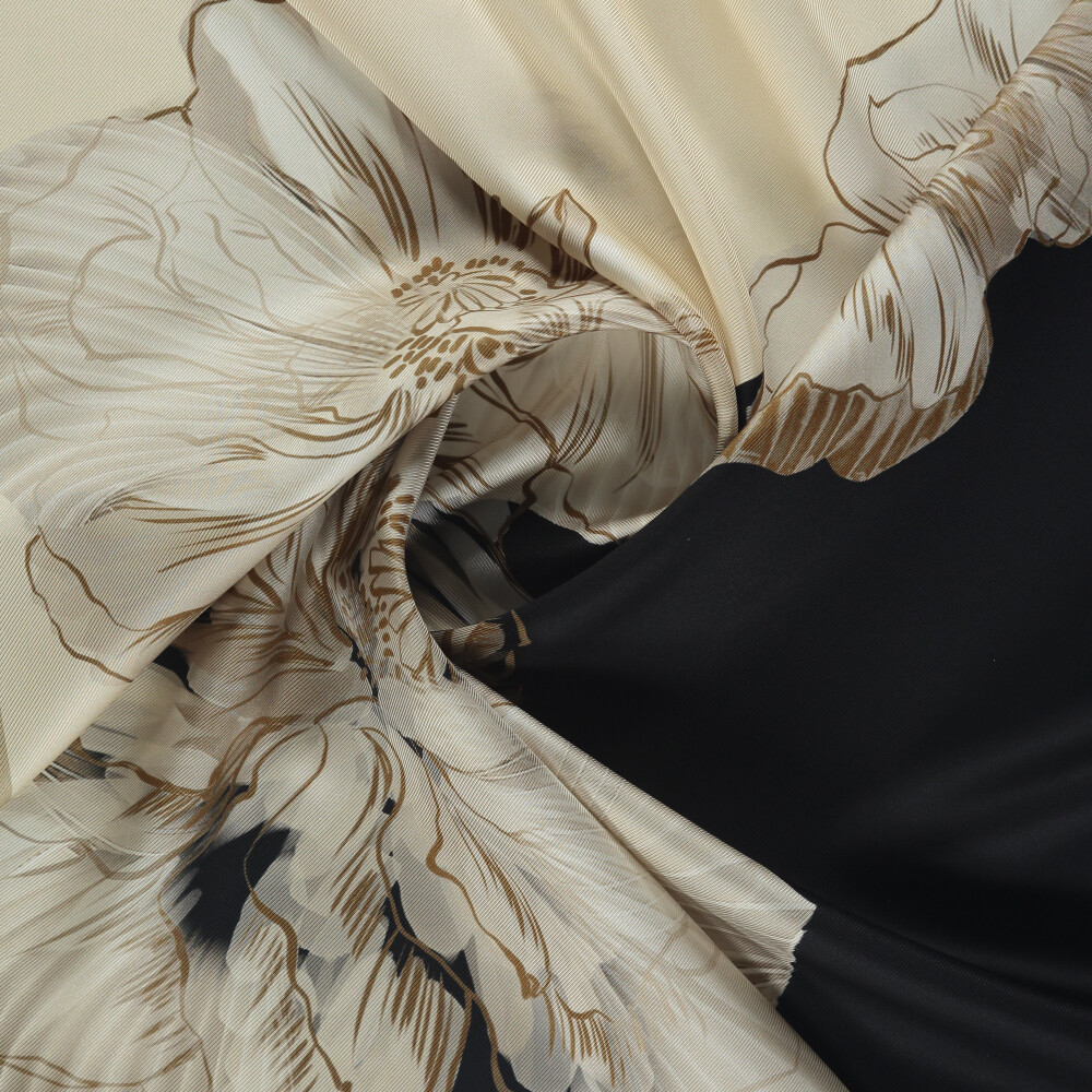 Sciarpa quadrata in twill di seta con motivo Linea Fiora nero - Vismara