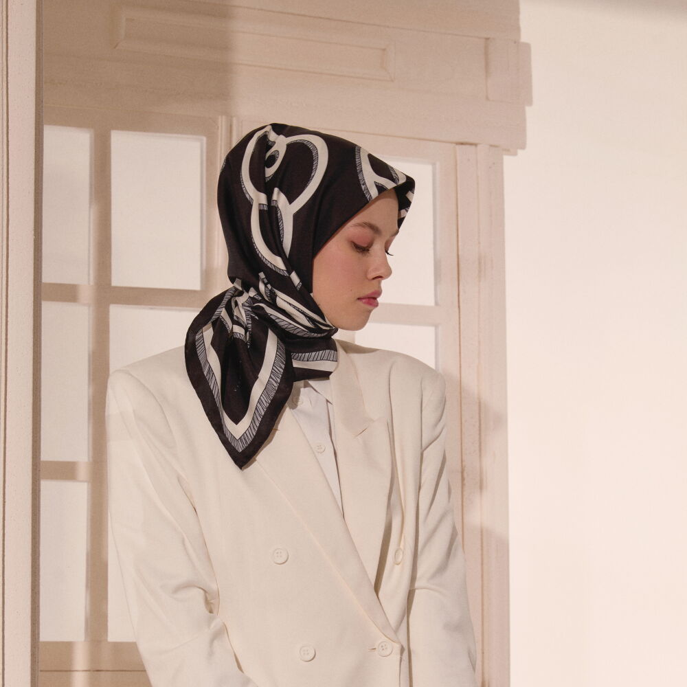 Sciarpa quadrata in twill di seta con motivo monogramma Vismara nero - Vismara