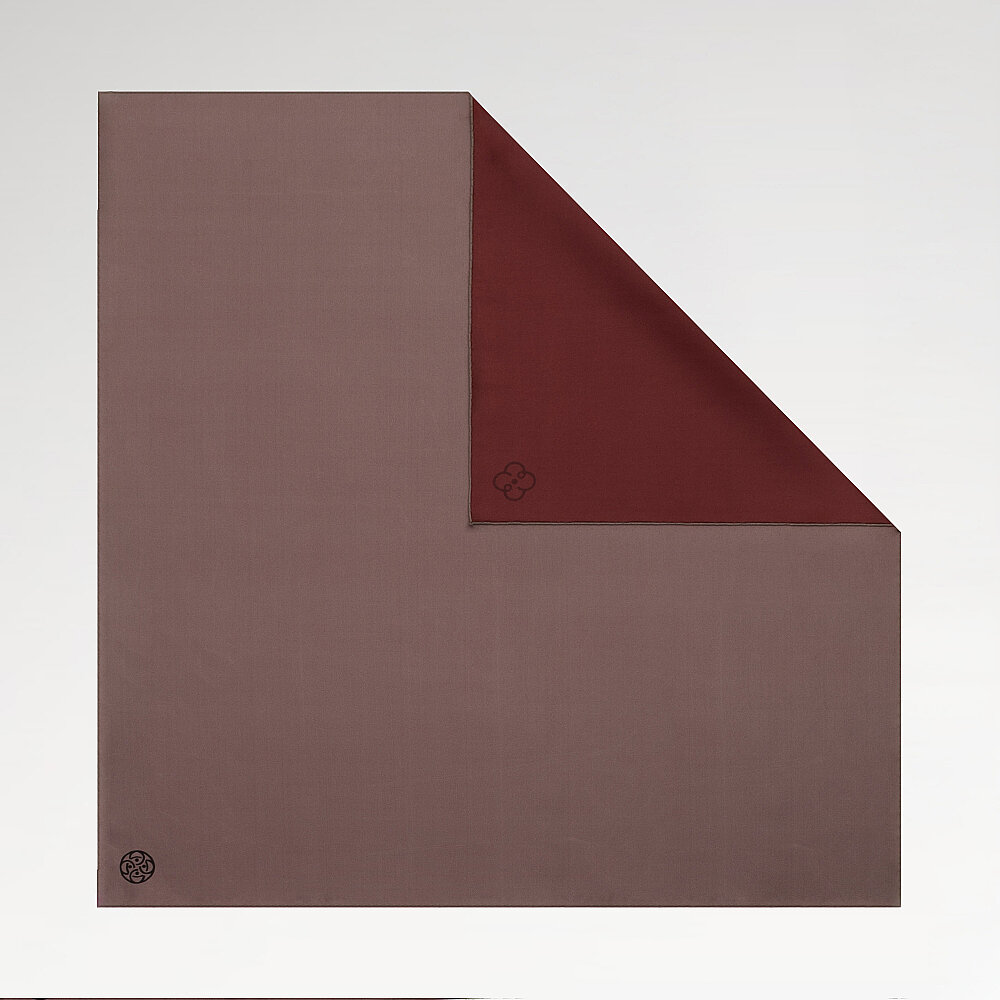 Foulard quadrato in twill di seta double-face color menta con motivo a piastrelle rosse - 1