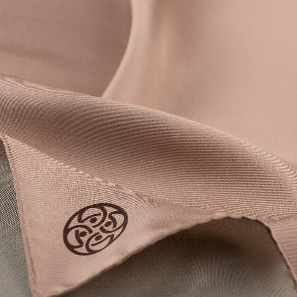 Sciarpa quadrata in twill di seta double-face color verde menta e beige crema - 3