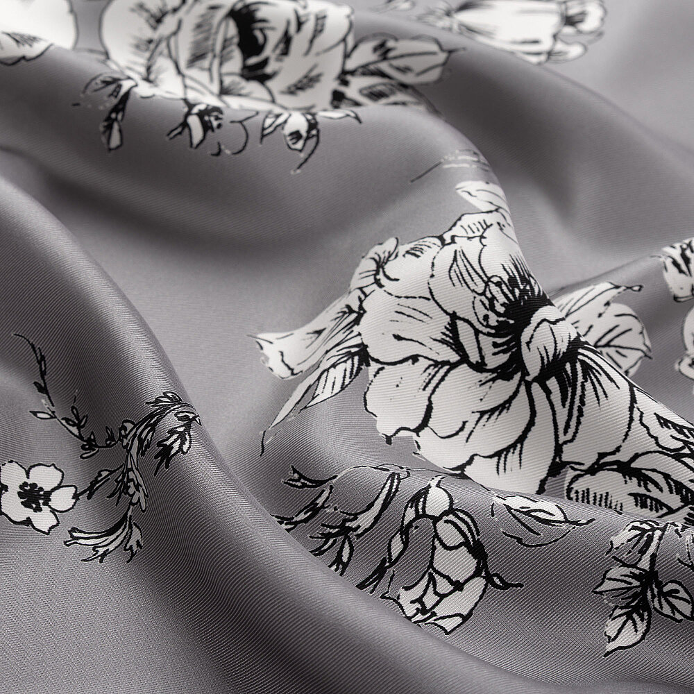 Sciarpa quadrata in twill di seta grigio con motivo a rose barocche. - 2