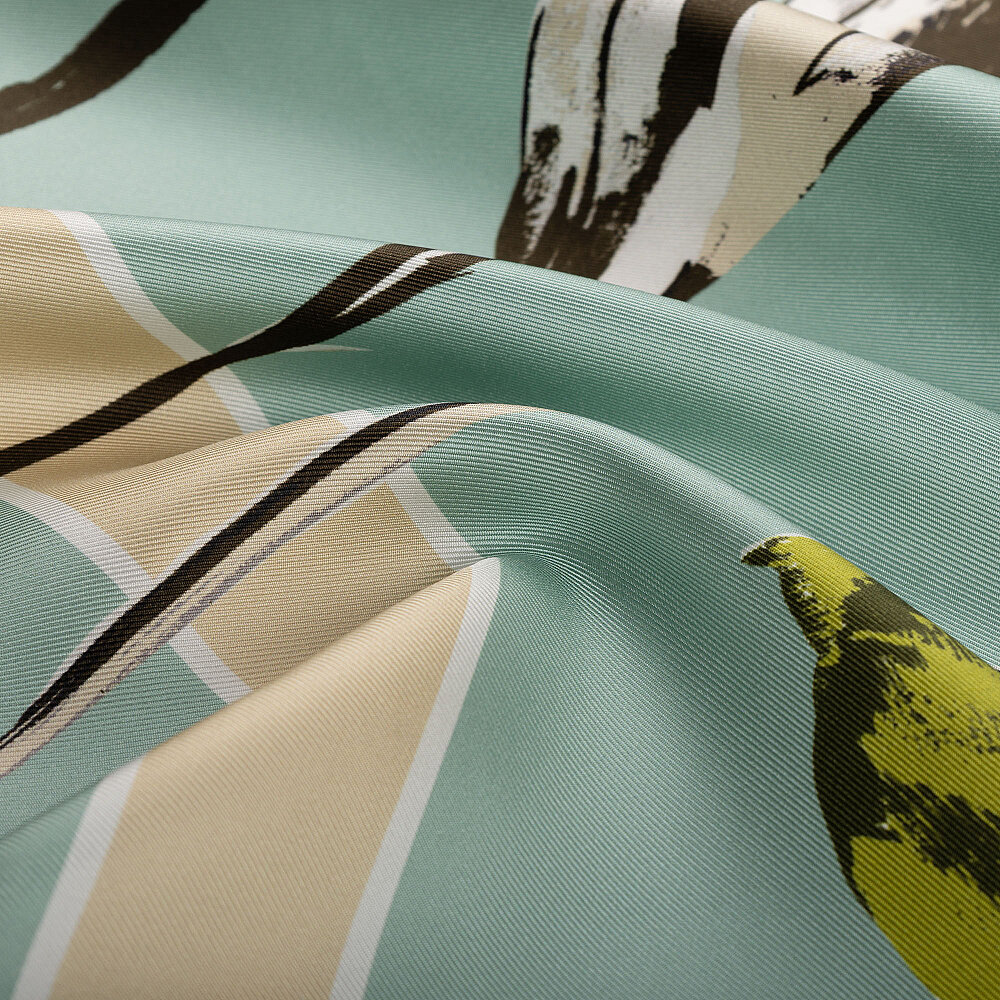 Sciarpa quadrata in twill di seta Vismara color verde menta con motivo a camelie - 2