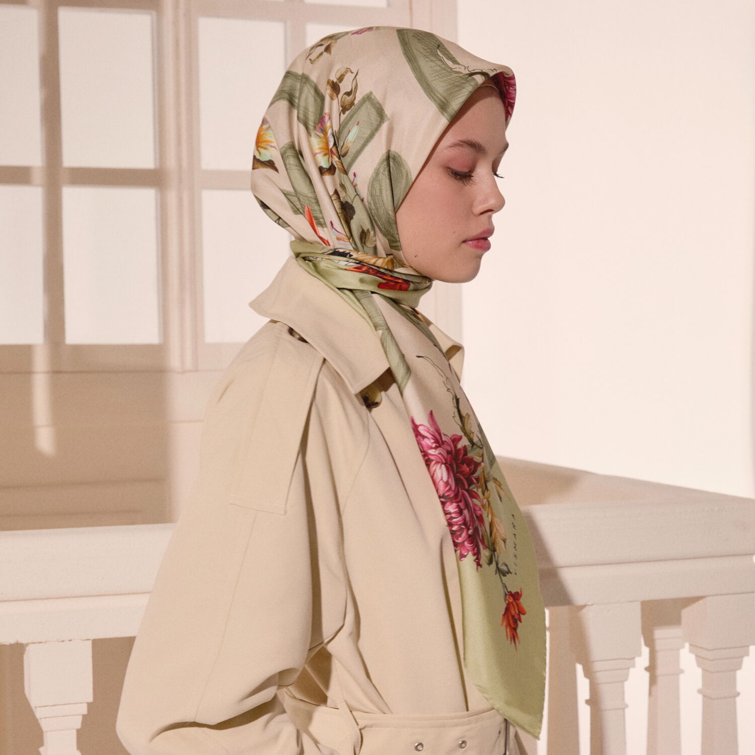 Su Yeşili Çiçeklerin Büyüsü Desenli Twill İpek Eşarp - 5